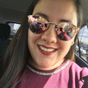 Meet your Posher, Monique